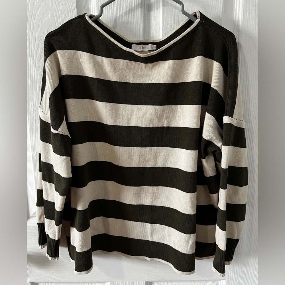 JiRui long sleeve boat neck sweater. Sz S/M Green & Tan